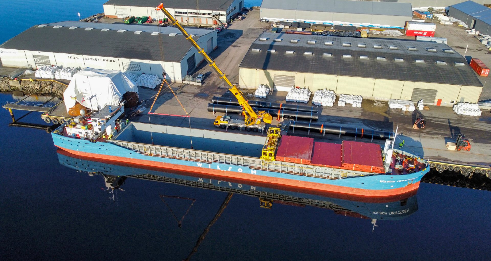 Project cargo being loaded on board an Asia Break Bulk vessel